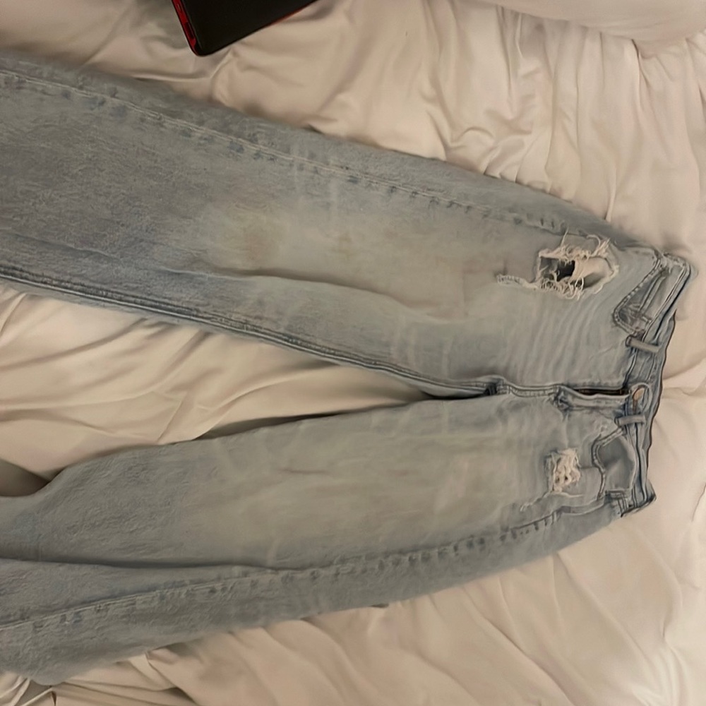 American Eagle distressed jean